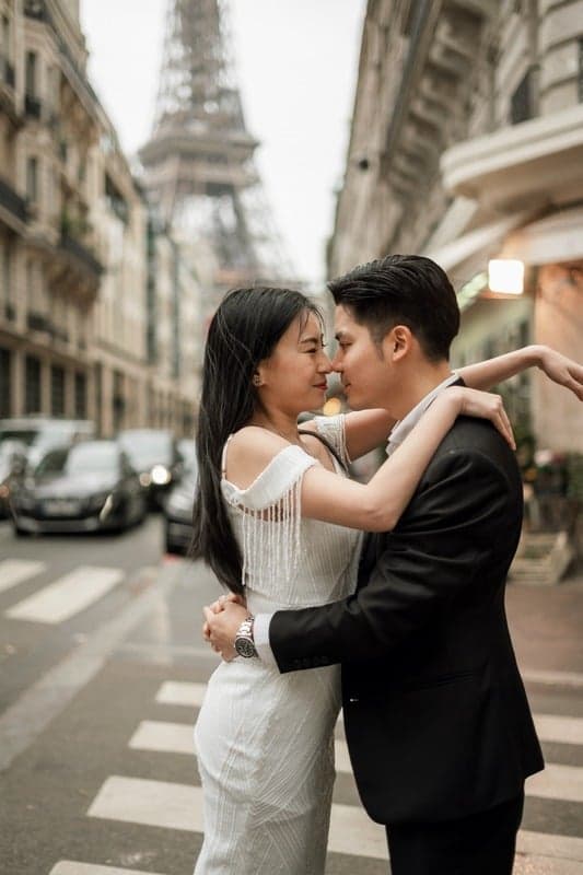Suthida and Thanapat embracing on a Paris street